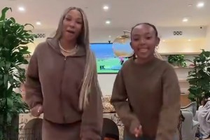 詹嫂带女儿小茱莉在家中跳舞：庆祝感恩节的一小段舞蹈