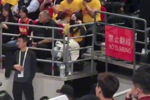 中国男篮半场落后13分 受伤的赵睿替补席着急的不行连比带划