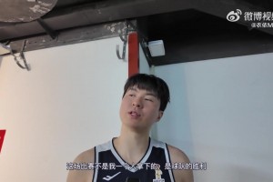 受伤不能上场！赵睿在场边急坏了 来到替补席与队友们交谈