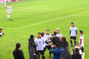 发生什么了？陈百祥这么大年纪了踢个球还没忍住发火……