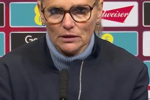 老伙计依旧充满激情啊！阿德耶米成中老年球迷的偶像了！