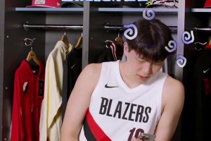 杨瀚森问答：搞个大背头新发型？有学到什么新的“美丽英语”？