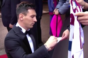 这个时期真帅啊！名场面：梅西给球迷的拜仁球衣签名！