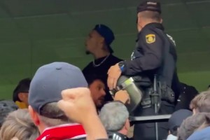 马杜埃凯替补登场时斯坦福桥嘘声四起，帕尔默在场边热身的反应