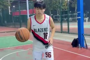 野球场小哥模仿杨瀚森，大家觉得像不像？