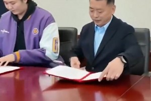 杜兰特比赛结束后享受美食，饭量真大