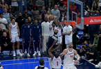 哈登上篮遭加福德封盖，裁判回看确认快船独行侠进双加时